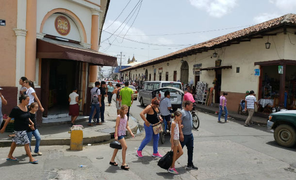 Leoneses visitan mercados, restaurantes y parques en un ambiente de normalidad