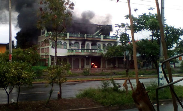 Cuatro personas calcinadas en incendio provocado por delincuentes vandálicos