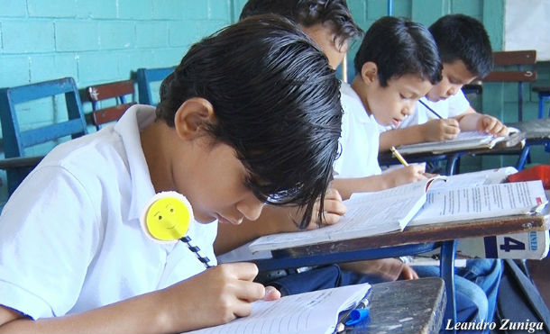 Estudiantes de primaria continúan su educación