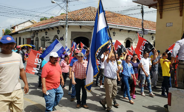 Militancia Sandinista de León realiza caminata en defensa de la paz en Día del Maestro