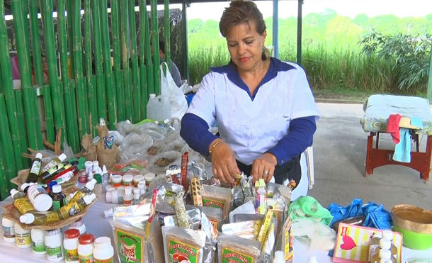 Naturista ofertan a precios solidarios medicina natural en el Parque Nacional de Ferias