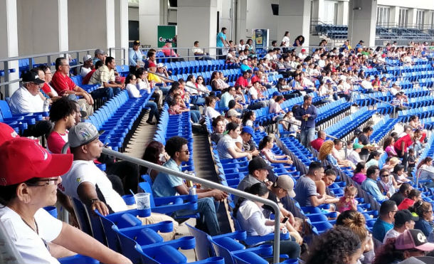 Capitalinos y costeños disfrutan del béisbol en Estadio Nacional Dennis Martínez