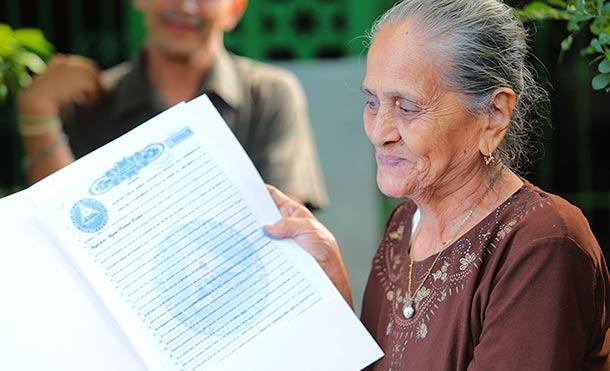 Tiene 83 años y hoy cumplió su sueño de tener un título de propiedad