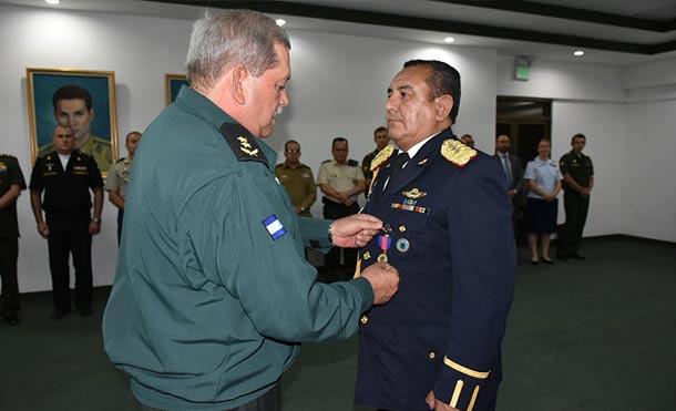 Ejército de Nicaragua condecora al agregado de defensa de El Salvador