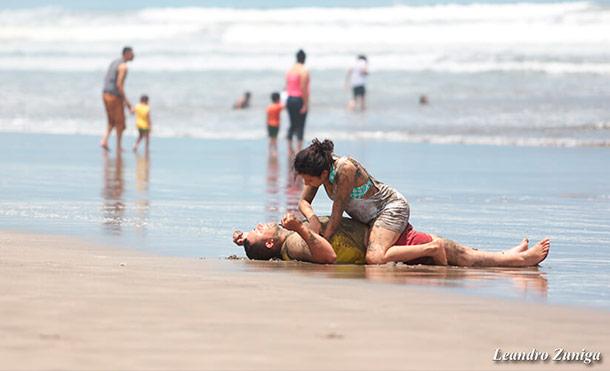 Muchos nicaragüenses despiden el verano visitando las cálidas aguas de Pochomil