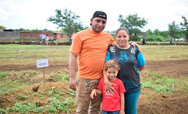 León: Familias reciben terreno digno en honor al capitán Hilton Manzanares