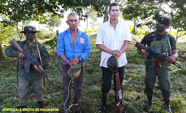 Foto Cortesía: Las personas retenidas, las armas, las bestias mulares y la motosierra fueron entregados a las autoridades correspondientes.