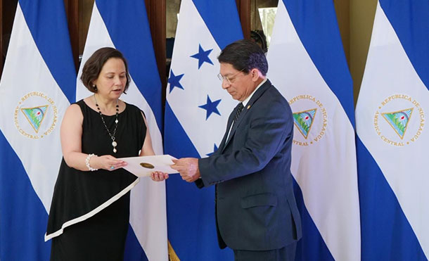 Foto Cortesía: Señora Norma Allegra Cerrato Sabillón entregando al Canciller Denis Moncada, las Copias de Estilo que la acreditan como Embajadora de Honduras en Nicaragua