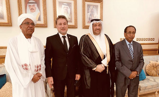 Foto Cortesía: El Embajador Mohamed Lashtar dando pésame al Embajador de Bahréin, junto los Embajadores de Sudan y Yibuti en Kuwait