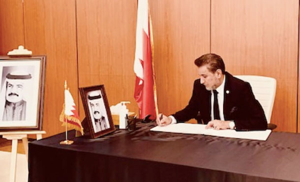 Foto Cortesía: El embajador Mohamed Lashtar firmando el libro de condolencias en la embajada de Bahréin en Kuwait.