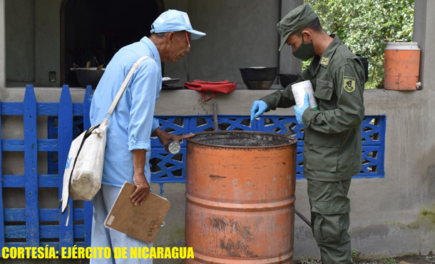 Foto Cortesía: Durante la jornada, se abatizaron 2,260 casas y se inspeccionaron 13,280 depósitos; además, se eliminaron 4,028 criaderos de zancudos y se brindaron 2,260 charlas preventivas. Asimismo, los efectivos militares cumplieron con las medidas de protección orientadas por el Ministerio de Salud (MINSA), para prevenir el contagio de la COVID-19.