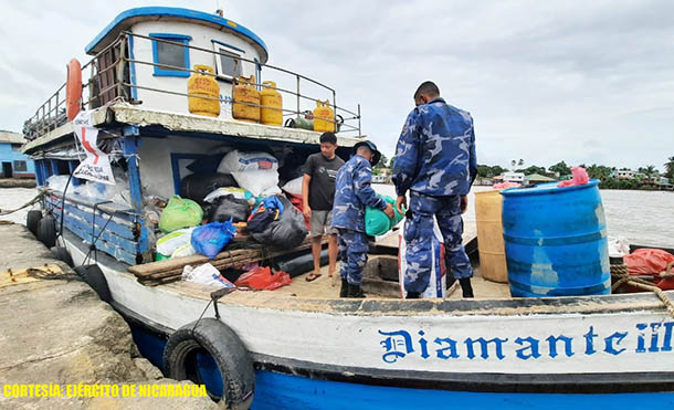 Foto Ejército de Nicaragua // Cargue y descargue de 200 paquetes de ayuda humanitaria