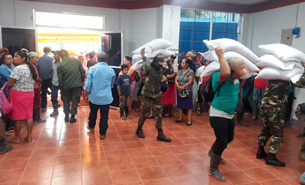 Foto Ejército de Nicaragua: En el municipio de Waslala se descargaron 1,500 paquetes de Bono Productivo y en el municipio de Matiguás, departamento de Matagalpa 402, para las comunidades de Paiwitas, Likia y La Patriota.