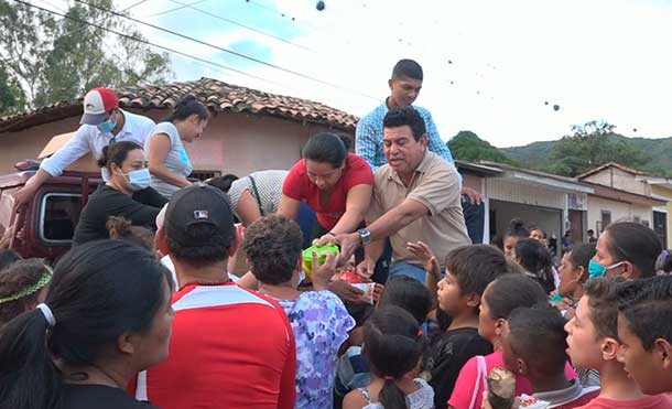 Foto Canal 4: Las autoridades municipales y trabajadores de distintas instituciones que con amor, alegría y fervor celebraron a la Virgen Concepción de María, entregaron el tradicional brindis a la población