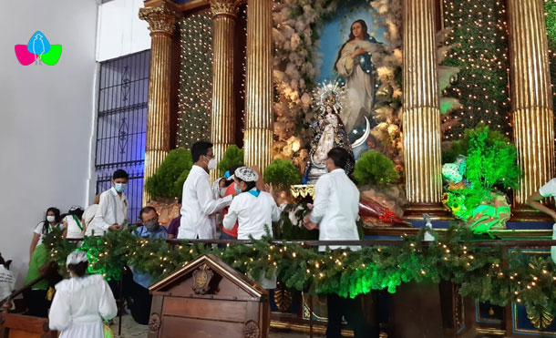 Foto Multinoticias: Miles de feligreses católicos veneraron a la Virgen del Trono este domingo en la Basílica Menor de la Inmaculada Concepción de María en la ciudad de El Viejo, Chinandega.