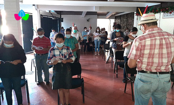 Foto Cortesía: En la Celebración participaron Miembros de la Asociación del Rosario de la Catedral de San Salvador, Comunidad nicaragüense y salvadoreña, que rezaron la Novena y cantaron a la Virgen.