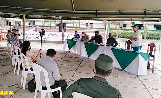 Foto Ejército de Nicaragua // Ejército de Nicaragua en reunión con ganaderos