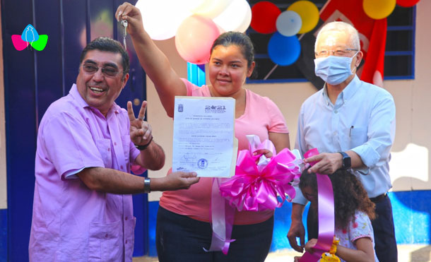 Foto Cortesía: Alcaldía de Managua y la Embajada de Taiwán, junto a la protagonista Nidia Giselle Cuadra Pérez, en la entrega de Vivienda Digna y Solidaria en el Barrio Waspán Sur.