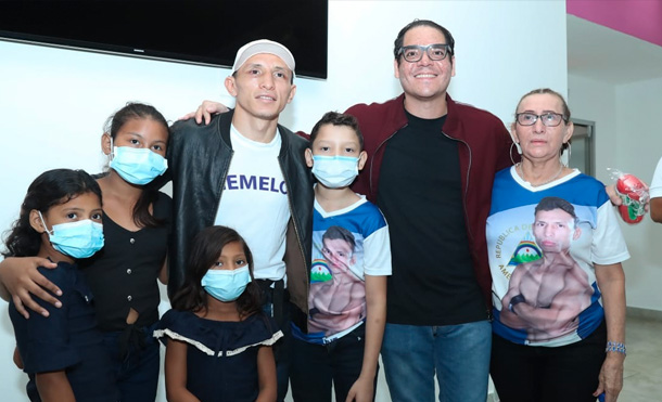 René Alvarado junto a su familia y el compañero Maurice Ortega en el Aeropuerto Internacional Augusto C. Sandino / Foto: CCC. César Pérez.