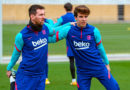 Leo Messi y Riqui Puig durante un entrenamiento con el FC Barcelona.