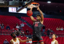 Norchad Omier anotando un punto para Arkansas State en la National Collegiate Athletic Association.