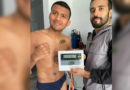 Román “Chocolatito” González mostrando el resultado de la báscula en el último pre pesaje previo a la revancha ante el Francisco “Gallo” Estrada.