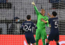 El portero costarricense Keylor Navas celebrando la clasificación del PSG a los cuartos de final de la Champions, tras destrozar en el global 5 a 2 al Barcelona.