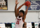 Norchad Omier asestando un chute en un partido de la NCAA con los Lobos de Arkansas State.