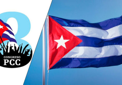 Bandera de Cuba y el logo del Octavo Congreso del Partido Comunista de Cuba