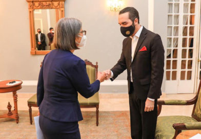 Embajadora de Nicaragua, Gilda Bolt junto al Presidente de El Salvador, Nayib Bukele