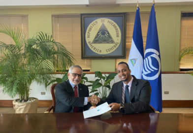 Compañero Michael Campbell, Representante Plenipotenciario de Nicaragua ante la AEC, entregando sus cartas credenciales al Sr. Rodolfo Sabonge, Secretario General de la AEC.