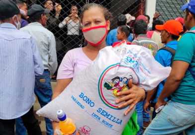 Productores de San Lorenzo reciben de parte del Gobierno Sandinista bonos de semilla de frijoles.