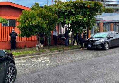 Oficiales del Organismo de Investigación Judicial (OIJ) se encuentran realizando un operativo en Barrio Roosevelt en la casa de Camilo Saldarriaga