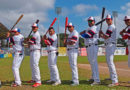 Jugadores del equipo de béisbol Productores de Boaco de Nicaragua con un bate en sus manos