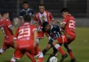 Jugadores del Real Estelí y Cacique Diriangén durante un juego en Nicaragua.