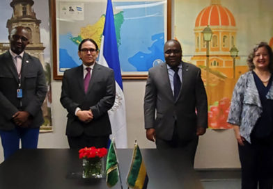 Representante de Nicaragua ante las Naciones Unidas junto al Embajador de la República Gabonesa