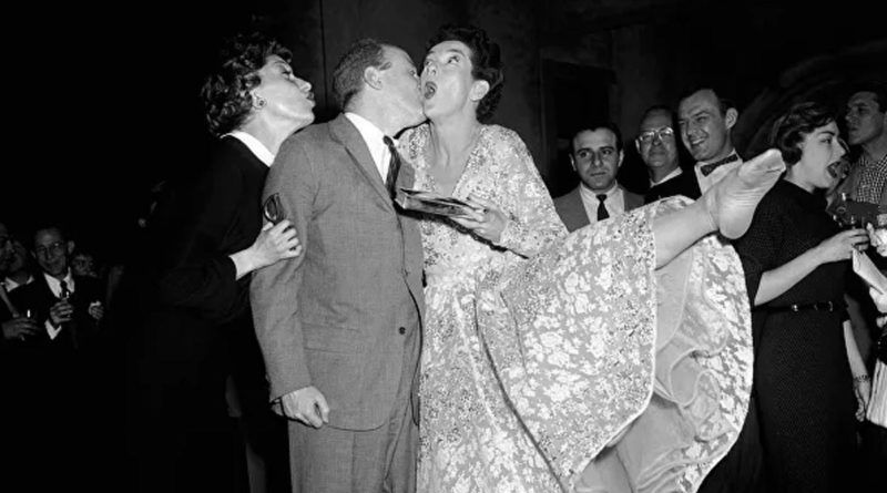 la actriz Rosalind Russell y el coproductor Robert Fryer en una fiesta de despedida con los miembros del musical Wonderful Town, Nueva York, 1954.