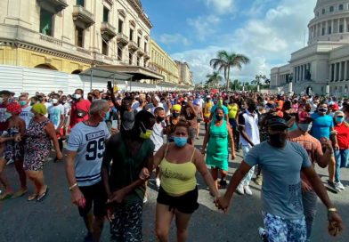 Ciudadanos cubanos manifestándose en las calles a favor de la revolución cubana