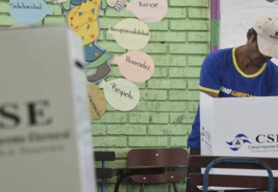 Nicaragüense votando durante unas elecciones en el país