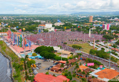 Cientos de miles de nicaragüenses congregados en la Avenida de Bolívar a Chávez de Managua, celebrando el 40 aniversario del triunfo de la Revolución Popular Sandinista.