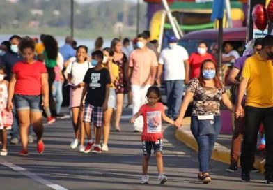 Familias nicaragüenses durante recorrido en Managua