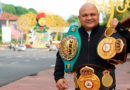 Rosendo Álvarez con sus 3 título mundiales en la Avenida Bolívar en Managua.