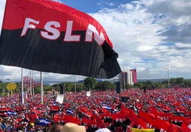 Bandera del Frente Sandinista de Liberación Nacional de Nicaragua en la Plaza