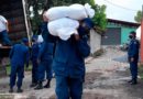 Efectivos del Distrito Naval Caribe de la Fuerza Naval del Ejercito de Nicaragua realizando descargue de paquetes alimenticios en Bluefields