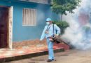 Brigadista del MINSA durante la fumigación en el barrio Ayapal