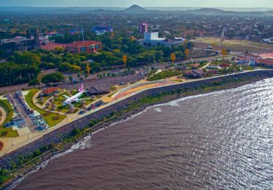 Vista aérea del Paseo Xolotlán en Managua que demuestra el avance de la Economía en Nicaragua.