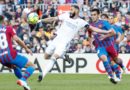 Jugadores del Real Madrid y Barcelona durante el Clásico Español