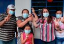 Alcaldesa de Masaya junto a una de las familias