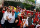 En el centro de la imagen y con sombrero Xiomara Castro, junto a Salvador Nasralla y otros políticos de Honduras