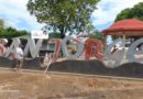 Vista de las letras "San Jorge" que se instalan en el parque central del municipio junto a La Calzada